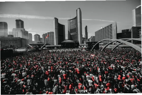 在小城市，街头庆典如何成为事件中的关键一环？
